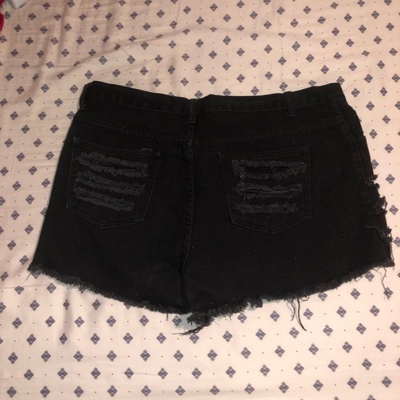 Black high waisted shorts - Picture 2 of 4